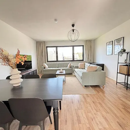 110qm- 4 - Free Private Parking- Free Fast Wifi - Kitchen - Near Wood- A Part Time شقة فالسروده