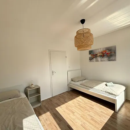 110qm- 4 - Free Private Parking- Free Fast Wifi - Kitchen - Near Wood- A Part Time