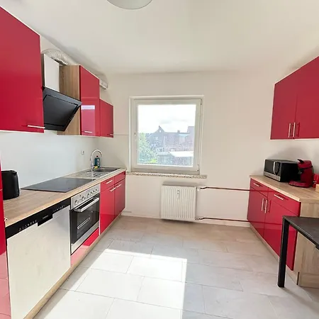 110qm- 4 - Free Private Parking- Free Fast Wifi - Kitchen - Near Wood- A Part Time شقة
