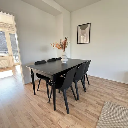 110qm- 4 - Free Private Parking- Free Fast Wifi - Kitchen - Near Wood- A Part Time شقة *