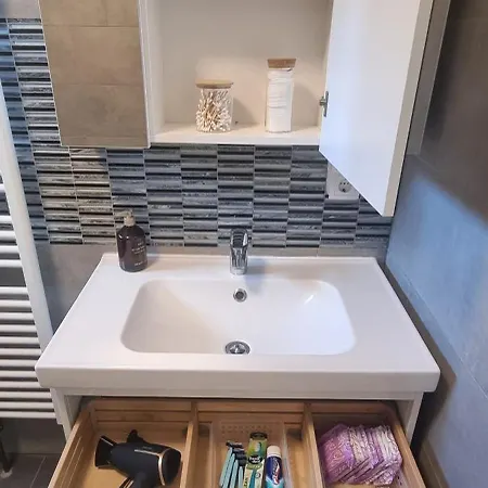 110qm- 4 - Free Private Parking- Free Fast Wifi - Kitchen - Near Wood- A Part Time *