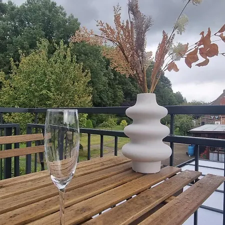 110qm- 4 - Free Private Parking- Free Fast Wifi - Kitchen - Near Wood- A Part Time
