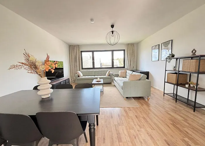 110qm- 4 - Free Private Parking- Free Fast Wifi - Kitchen - Near Wood- A Part Time شقة فالسروده