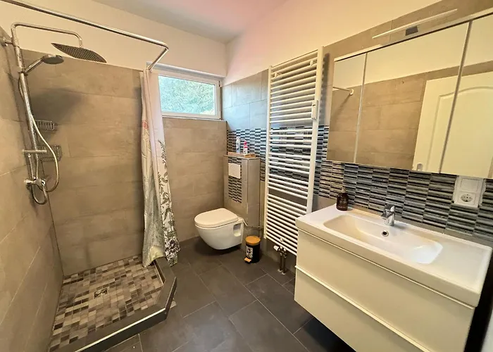 110qm- 4 - Free Private Parking- Free Fast Wifi - Kitchen - Near Wood- A Part Time Lejlighed *