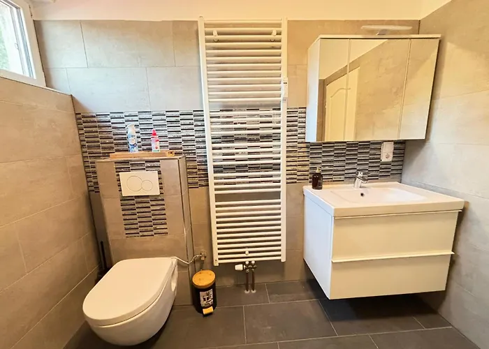 110qm- 4 - Free Private Parking- Free Fast Wifi - Kitchen - Near Wood- A Part Time شقة فالسروده