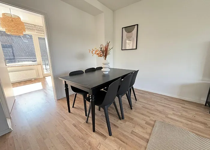 110qm- 4 - Free Private Parking- Free Fast Wifi - Kitchen - Near Wood- A Part Time شقة *