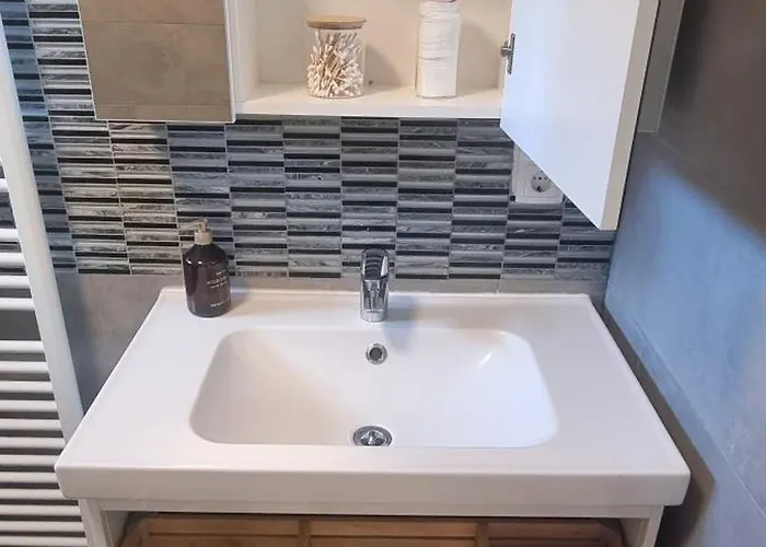 110qm- 4 - Free Private Parking- Free Fast Wifi - Kitchen - Near Wood- A Part Time *